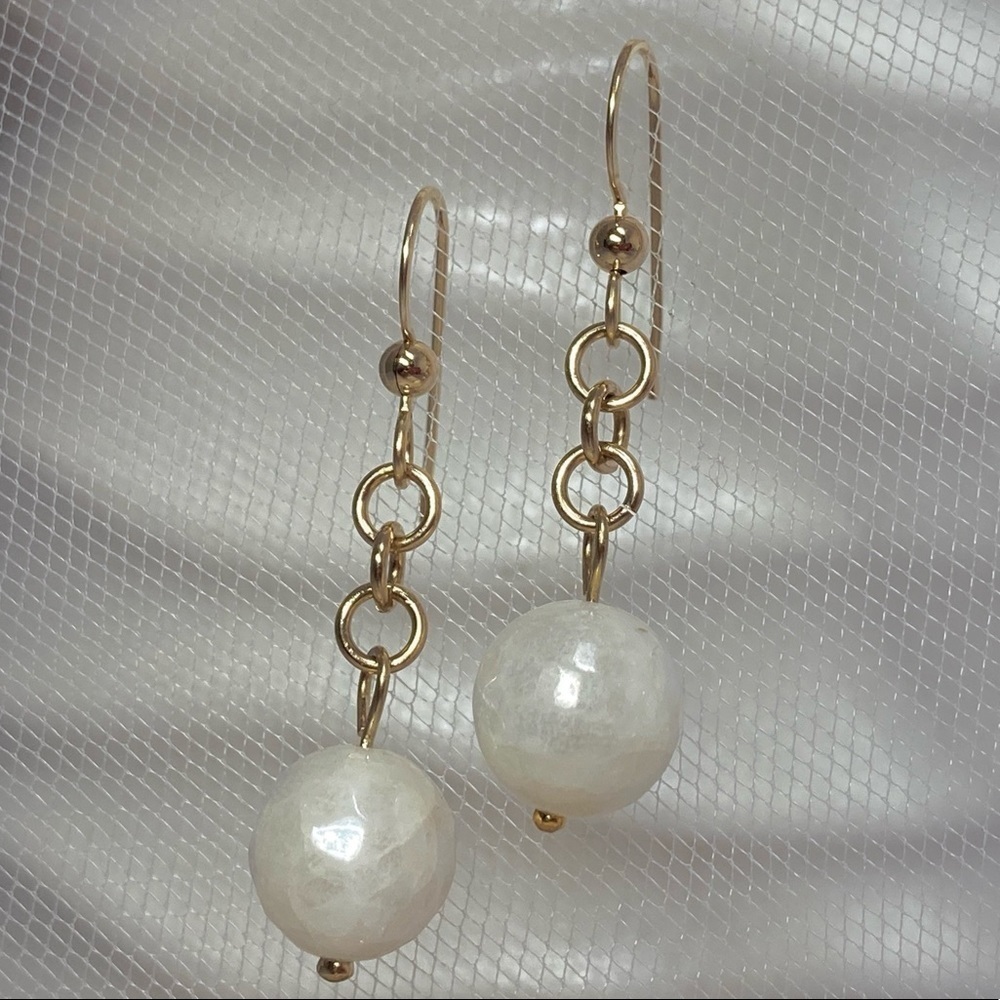 𝅺Artisan Winter White Quartz Dangle Earrings in Gold